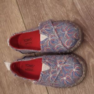 TOMS size 6